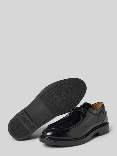 Produktfoto, schwarzer Schnürschuh aus beschichtetem Leder mit Blockabsatz und strukturierter Sohle, abgerundete Form, Schnürverschluss, Schnürschuh aus Leder mit Blockabsatz von BIANCO, Absatzhöhe 3 cm, Schafthöhe 6 cm, Schaftweite 9 cm