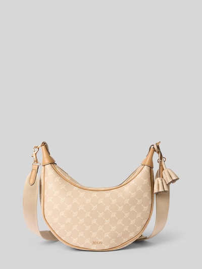Produktfoto, Handtasche mit Label-Applikation Modell 'cortina 1.0 jennifer' von JOOP!, Logo-Muster, Hauptfach mit Reißverschluss, Schulterriemen, Maße 28x16x9 cm, Riemenlänge 90 cm, beigefarbene Töne, runde Form, strukturierte Oberfläche.