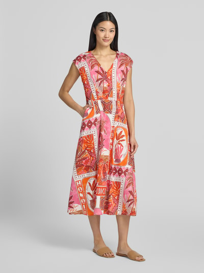Vrouwenmodel draagt Midikleid im Allover-Look mit V-Ausschnitt van Milano Italy in roze, oranje, rood, puur katoen, a-lijn, all-over look, V-hals, ruglengte bij maat 36: 119 cm, borstwijdte bij maat 36: 47 cm, geheel lichaamsaanzicht vooraan.