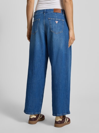 Vrouwenmodel draagt Wide Fit Jeans met gelegde plooien van Guess Jeans, blauw, 5-pocket, elastisch katoen, volledige rugaanzicht.