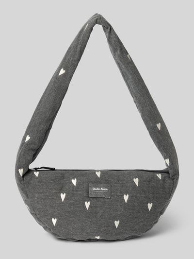 Produktfoto, Shoulder Bag aus reiner Baumwolle in Denim-Optik von Studio Noos mit Allover-Motiv-Print, Logo-Detail, grauer Grundton, sichtbarer Reißverschluss, abgerundete Form, sanfte Stofftextur, Kontext: Hauptfach, Schulterriemen, Maße 38x20x8 cm, Riemen 86 cm.