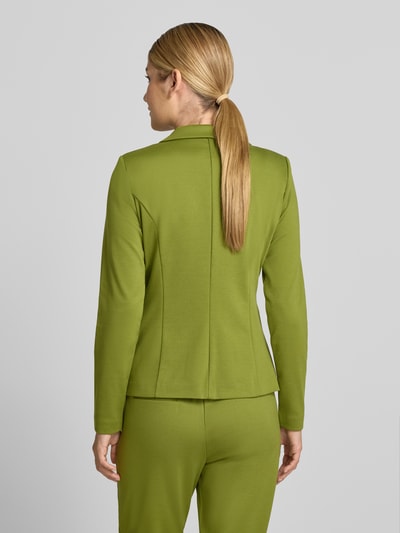Frauenmodel trägt Blazer mit Viskose-Anteil Modell 'Kate' von ICHI in Grün, taillierte Passform, Ganzkörperansicht Rückansicht.