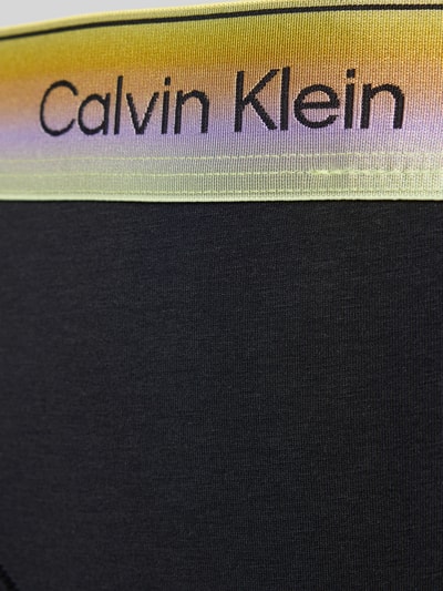 Frauenmodel trägt String aus Baumwoll-Mix von Calvin Klein Underwear, Optik: Unifarben, Label-Bund, Bundabschluss: Elastisch, Nahaufnahme Oberkörper.