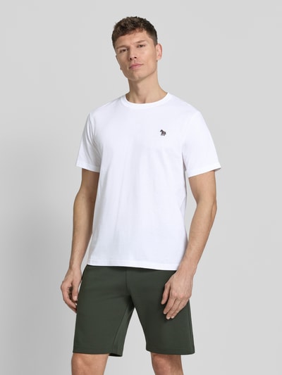 Männermodel trägt Regular Fit T-Shirt mit Rundhalsausschnitt von PAUL SMITH aus reiner Baumwolle mit Stitching, Ganzkörperansicht von vorne.