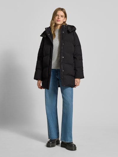 Frauenmodel trägt Oversized Steppmantel mit Kapuze Modell 'JOSIE' von Only, Optik: Unifarben, Passform: Oversized, Materialverarbeitung: Stepp, Ganzkörperansicht von vorne.