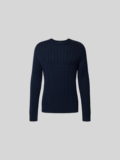 Produktfoto, Slim Fit Pullover in Strick-Optik von Filippa K aus reiner Baumwolle in Dunkelblau mit Rundhalsausschnitt und elastischen Abschlüssen.