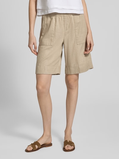 Frauenmodel trägt Bermudas mit elastischem Bund und Kordelzug Modell 'Lia Urban' von Angels aus Reine Baumwolle in Beige, Loose-Fit, seitliche Eingrifftaschen und Gesäßleistentaschen, Ganzkörperansicht von vorne.