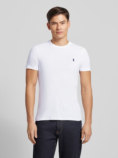 Männermodel trägt weißes T-Shirt mit Label-Stitching von Polo Ralph Lauren, reine Baumwolle, Regular Fit, Ganzkörperansicht von vorne.