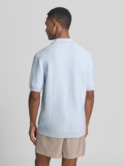 Männermodel trägt Regular Fit poloshirt aus reiner katoen van Lacoste, look: effen, logostitching, polokraag, korte mouw, rompzoom, materiaalverwerking: dwarsgebreid, puur katoen, Ganzkörperansicht Rückansicht.