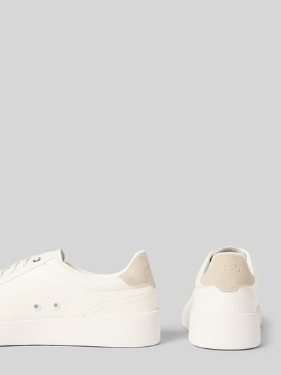 Produktfoto, Low Top Sneaker in Lederoptik Modell 'LYDE' von HUGO, biała cholewka z ekoskóry, okrągły nosek, płaska podeszwa teksturowana, sznurowane, detale z logo, perforacje po bokach, widoczny tył i bok buta
