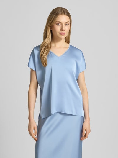 Frauenmodel trägt Blusenshirt aus Satin mit V-Ausschnitt von V by Vera Mont in Hellblau, Regular Fit, glatte Textur, Kappärmel, Ganzkörperansicht von vorne.