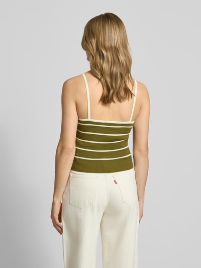 Frauenmodel trägt Crop Top aus Viskose-Mix Modell 'ESTHER' von JJXX in Olive mit Streifen, Cropped, Spaghettiträger, Rückenlänge 48 cm, Ganzkörperansicht Rückansicht.