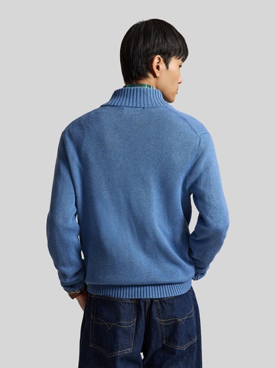 Männermodel trägt Regular Fit schipperstrui uit puur katoen van Polo Ralph Lauren in lichtblauw, grof gebreid, Ganzkörperansicht Rückansicht.