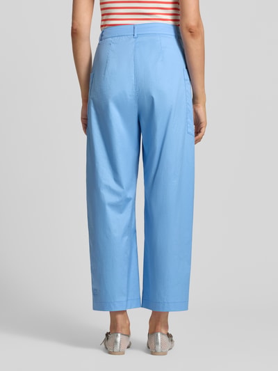 Frauenmodel trägt Wide Fit Stoffhose mit aufgesetzten Taschen von Marc Cain, hellblau, Baumwoll-Mix, verkürzte Passform, Ganzkörperansicht Rückansicht.