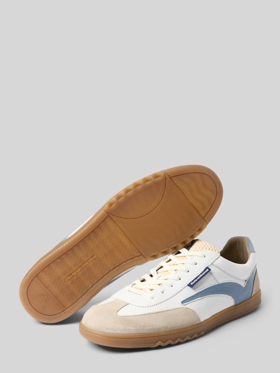 Produktfoto, Sneaker aus Leder mit Schnürung Modell 'De Zaler' von Floris Van Bommel in Weiß, Blau und Beige, runde Spitze, gumowa podeszwa, wysokość obcasa w rozmiarze 45: 2 cm, wysokość cholewki w rozmiarze 45: 8 cm, szerokość w rozmiarze 45: 10 cm, wyraźna faktura skóry i zamszu