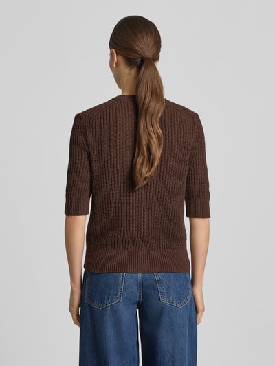 Frauenmodel trägt Strickshirt mit 1/2-Arm Modell 'Donousa' von OPUS in Braun, strukturierte Oberfläche, Regular-Fit, Knopfleiste, Ganzkörperansicht Rückansicht. Damen Strickshirt, Rundhalsausschnitt, Rückenlänge bei Größe 36: 60 cm, Ärmellänge: 36 cm.
