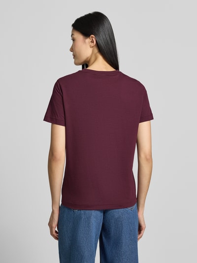 Vrouwenmodel draagt regular fit t-shirt van puur katoen in donker bordeauxrood, gecombineerd met blauwe jeans, Regular Fit T-Shirt aus reiner Baumwolle van GANT, dames t-shirt, volledig lichaam achteraanzicht