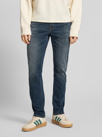Männermodel trägt Slim Fit Jeans aus Baumwoll-Mix Modell 'LOOM' von Only & Sons, unifarbenes Denim, 5-Pocket-Design, Nahaufnahme Oberkörper.