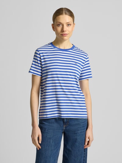 Vrouwenmodel draagt T-shirt met Rundhalsausschnitt und Label-Stitching van Gant in blauw-wit gestreept puur katoen, regular fit, ruglengte maat S 56 cm, geheellichaamsvoorzijde.