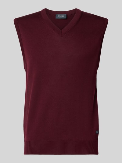 Produktfoto, Pullunder aus Schurwolle mit V-Ausschnitt von MAERZ Muenchen in dunkelrot, gerippte Bündchen, Regular Fit, Label-Detail, neutrale Oberfläche