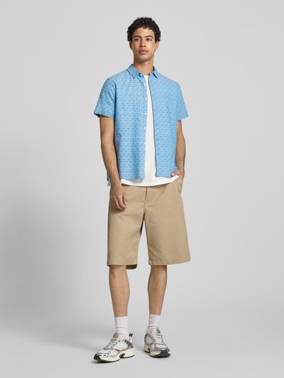 Männermodel trägt Herren Freizeithemd von Blend, Baumwoll-Leinen-Mix, Regular-Fit, Modell 'ABAN', Allover-Look, Kentkragen, Ganzkörperansicht von vorne.