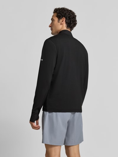 Männermodel trägt schwarzes Regular Fit Sweatshirt mit Stehkragen Modell 'SW_Active QZ' von BOSS Green, glatte Textur, Ganzkörperansicht Rückansicht.