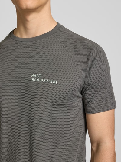 Männermodel trägt Herren T-Shirt mit Label-Print Modell 'SORONA' von HALO in Grau, Struktur-Optik, Regular-Fit, Rundhalsausschnitt, Nahaufnahme Oberkörper. Rückenlänge bei Größe M: 69 cm.