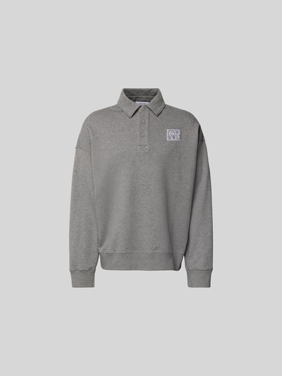 Produktfoto, Regular Fit Pullover mit Polokragen von MAISON KITSUNÉ aus reiner Baumwolle in Grau, Logo-Stitching, elastische Abschlüsse, Rückenlänge 70 cm bei Größe M