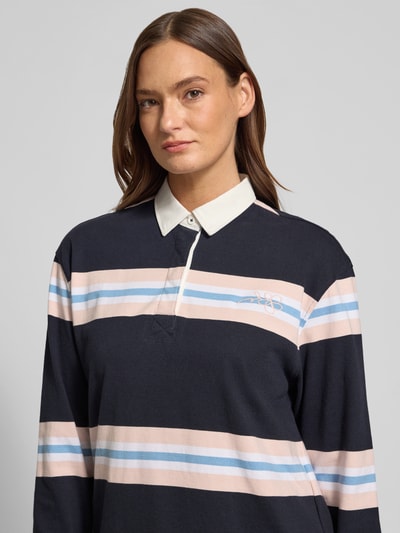 Frauenmodel trägt Longsleeve mit Polokragen und verdeckter Knopfleiste von JAKE*S STUDIO WOMAN, dunkelblau mit rosa und blauen Streifen, reine Baumwolle, Relaxed Fit, Nahaufnahme Oberkörper.