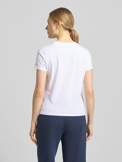 Frauenmodel trägt Regular Fit T-Shirt aus reiner Baumwolle von Tom Tailor Denim, Mehrfarbig, gestreift, Jersey, Label-Stitching-Applikation, Ganzkörperansicht Rückansicht