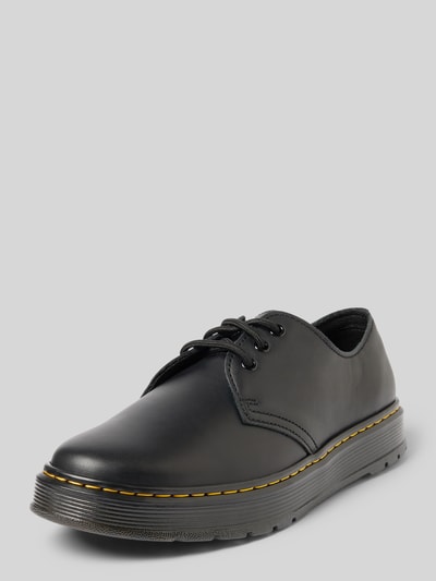 Produktfoto, schwarze Schnürschuhe mit profilierter Sohle Modell 'Brookline' von Dr. Martens, abgerundete Form, strukturierte Oberfläche.