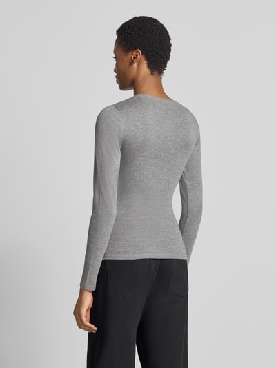 Frauenmodel trägt Slim Fit Langarmshirt aus Baumwoll-Modal-Mix Modell 'Sorana' von OPUS, grauer Ton, glatte Textur, Ganzkörperansicht Rückansicht. Damen Langarmshirt von OPUS.
