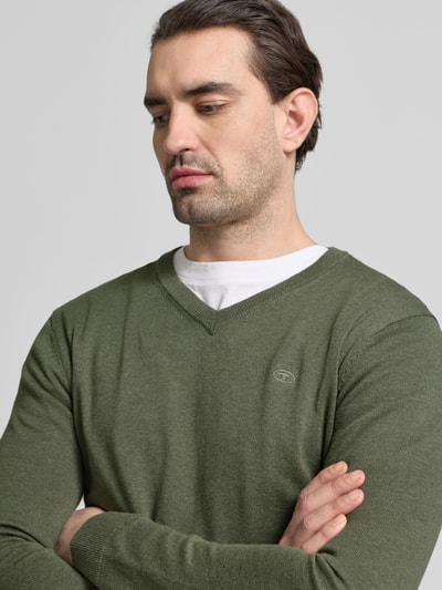 Männermodel trägt Regular Fit Pullover aus reiner Baumwolle von Tom Tailor, unifarben, V-Ausschnitt, Feinstrick, Nahaufnahme Oberkörper.