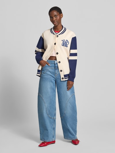 Frauenmodel trägt Wide Fit Jeans im 5-Pocket-Design von BAUM & PFERDGARTEN aus elastischem Baumwoll-Mix, hellblauer Denim, Ganzkörperansicht von vorne.