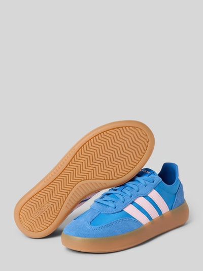 Produktfoto, Sneaker mit Label-Detail von adidas Sportswear aus Leder-Mix in Blau mit rosa Details, abgerundete Spitze, strukturierte Sohle, Absatzhöhe 2 cm, Schafthöhe 4 cm, Schaftweite 5 cm