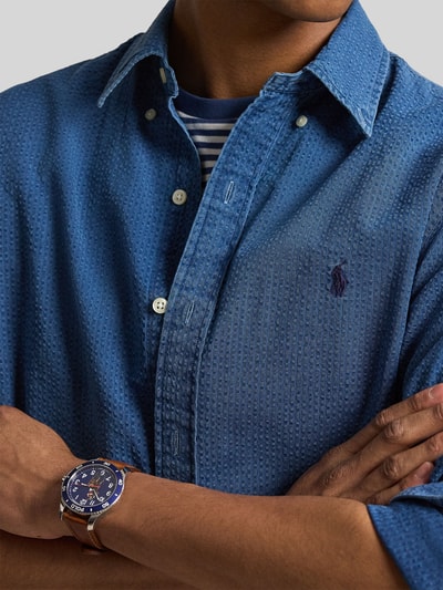 Männermodel trägt Regular Fit Freizeithemd aus reiner Baumwolle von Polo Ralph Lauren in Blau mit Strukturmuster, Logo-Stitching, Nahaufnahme Oberkörper.