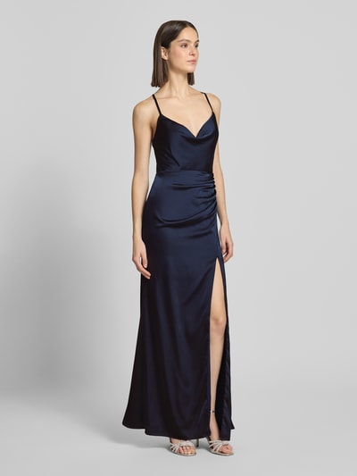 Modelka nosi Abendkleid aus Satin mit Gehschlitz von Laona, granatowy satynowy materiał, krój slim fit, długa sukienka, drapowania, rozcięcie, szerokość w rozmiarze 36: 40 cm, długość tyłu w rozmiarze 36: 122 cm, widok całej sylwetki z przodu.