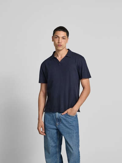 Officine Générale Poloshirt mit V-Ausschnitt Marine 4