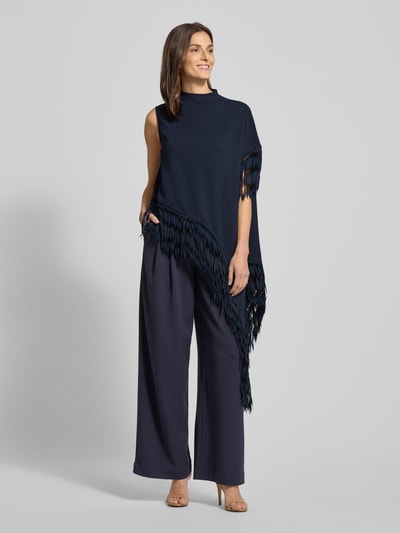 Kobiece model prezentuje Loose Fit Poncho mit langen Fransen Modell 'BADIVA' od BOSS, kolor granatowy, tkanina wiskozowa, widok całej sylwetki z przodu.