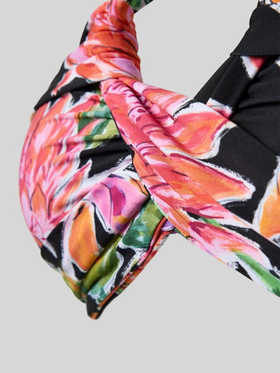 Frauenmodel trägt Bikini-Oberteil im Allover-Look von Seafolly, farbenfroher Material-Mix mit Stretch-Anteil, Nahaufnahme Oberkörper.