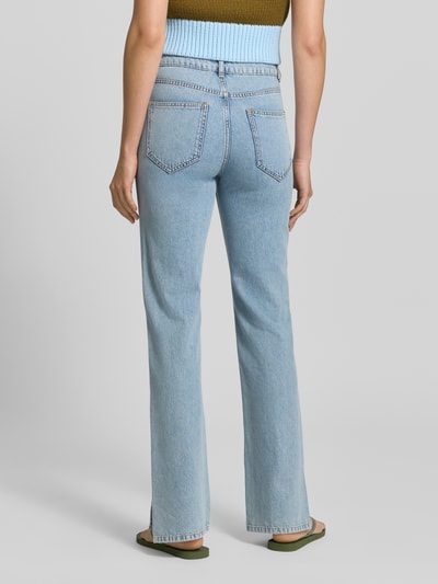 Frauenmodel trägt Straight-Leg-Denim mit Schlitzdetail - curated by Mary Braun von Style Icon Collection, hellblaue Denimoptik, mit Eingrifftaschen, Bundweite bei Größe 36: 38 cm, Innenbeinlänge bei Größe 36: 85 cm, Ganzkörperansicht Rückansicht.