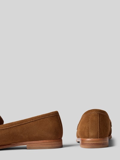 Produktfoto, loafersy z naturalnej skóry bydlęcej model 'Helyan_Loaf_SDBB' od BOSS w kolorze brązowym, tekstura zamszowa, damskie loafersy