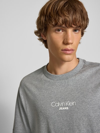 Calvin Klein Jeans T-shirt o kroju relaxed fit z okrągłym dekoltem Średnioszary melanż 3