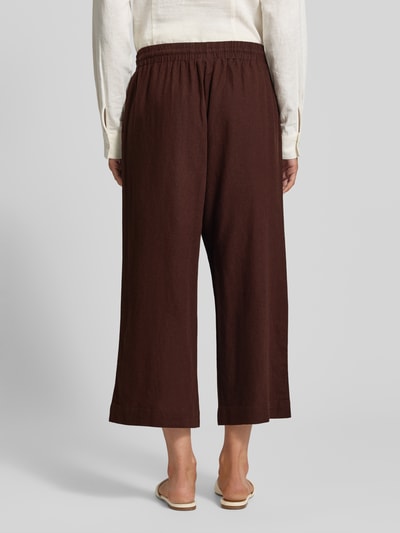 Vrouwenmodel draagt Wide Leg Pants met elastische tailleband model 'Lava' van FREE/QUENT, linnenmix met viscosemix, loose fit, donkerbruine kleur, zijzakken, productinformatie: taillewijdte 37 cm en binnenbeenlengte 59 cm bij maat S, volledig zicht van achteren.