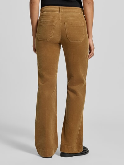 Frauenmodel trägt Cordhose mit aufgesetzten Leistentaschen von Christian Berg Woman in Beige, Wide Fit, Baumwoll-Mix, Ganzkörperansicht Rückansicht.