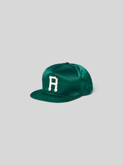 Produktfoto, Basecap mit Label-Detail von RHUDE in Dunkelgrün mit weißem Logo, verstärktem Schirm und einstellbarem Verschluss, glatte Textur