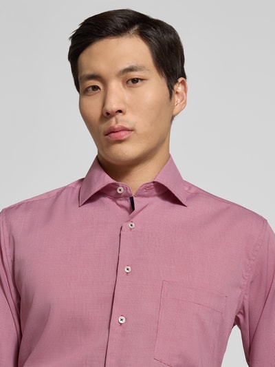 Männermodel trägt Regular Fit Business-Hemd mit Kentkragen von ETERNA in Rosa, Lyocell-Mix mit Baumwoll-Anteil, Nahaufnahme Oberkörper.