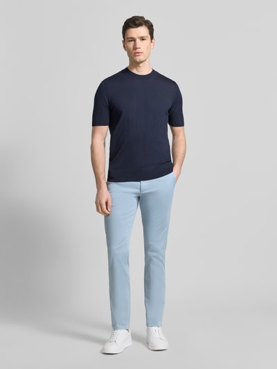 Männermodel trägt Slim Fit Chino aus Baumwoll-Mix Modell 'Chino Slim' von BOSS Orange, Optik: Unifarben, Ganzkörperansicht von vorne.