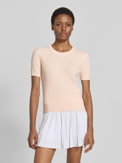 Vrouwenmodel draagt Regular Fit Pullover aus Baumwoll-Mix van Lacoste in lichtroze met kabelstructuur, effen, Dames pullover, Ganzlichaamsaanzicht van voren.