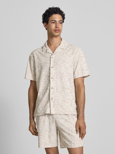 Männermodel trägt Relaxed Fit Freizeithemd mit Baumwoll-Anteil Modell 'CLEMENT' von Only & Sons, Optik:Allover-Muster, Frottee, Ganzkörperansicht von vorne.